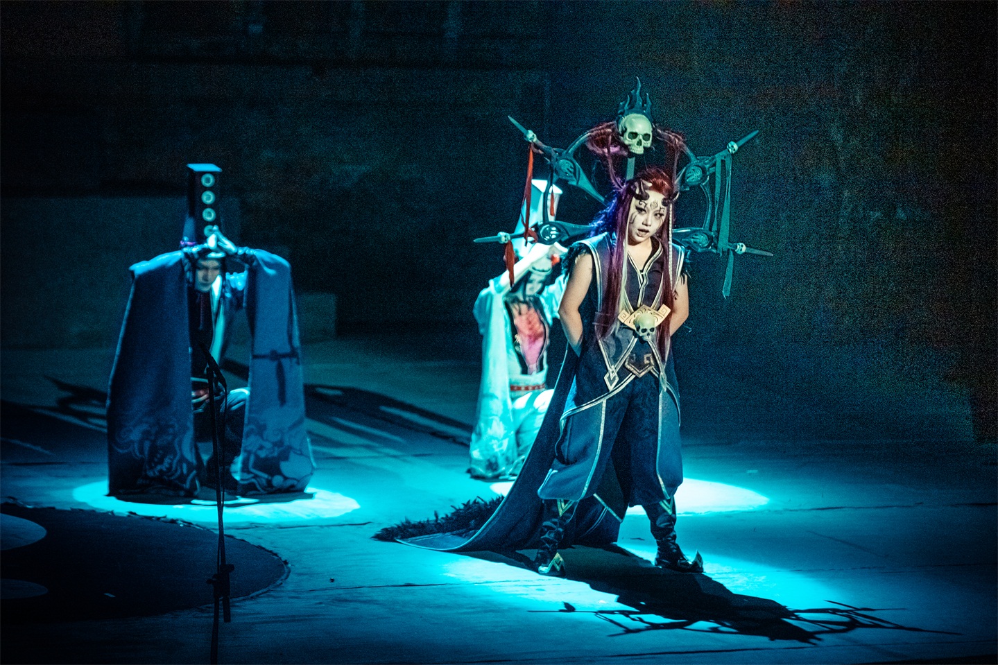 那一张金铸的龙椅仿佛梦魇,将无数向往王权的奴隶囚禁于此,是否也将